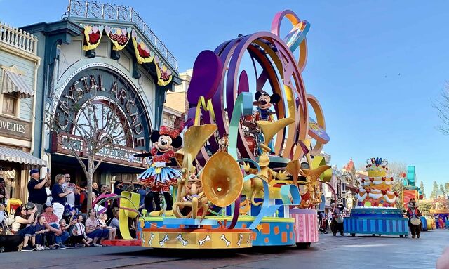 File:Soundsational Parade.jpg
