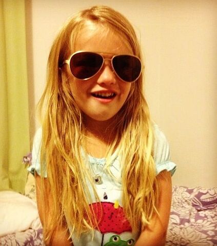 File:Mia Talerico Sunglasses.jpg