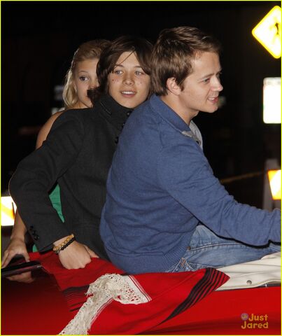 File:Olivia-jason-leo-xmas-parade-05.jpg
