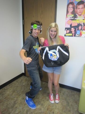 File:Olivia-and-leo-olivia-holt-23811991-400-533.jpg
