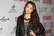 Paris MaryJo Berelc A8LznzGdYNqm