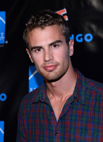 File:Summitentertainmentcomicconredcarpet-cdnxdqcludl.jpg
