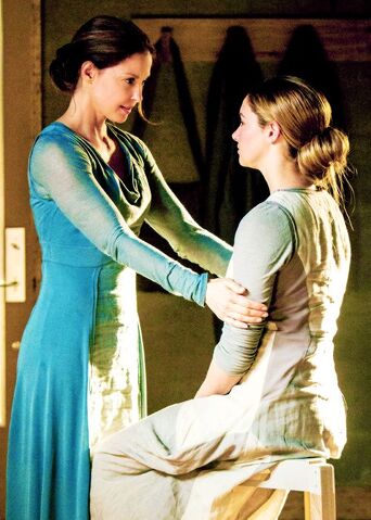 File:Natalie and tris.jpg