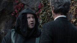 Nardole disfrazado como sacerdote - Extremis
