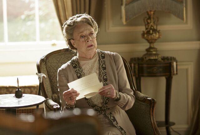 File:Downton-abbey-6x05-violet-e1445195143138.jpg