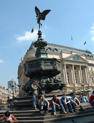 File:PiccadillyFountain.jpg
