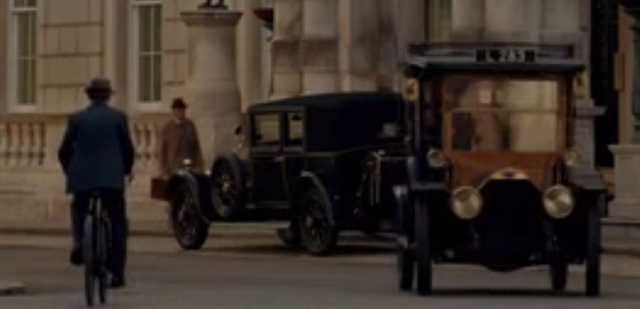 File:LondonVehiclesS4E9.png