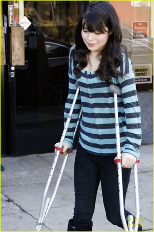 File:Miranda-cosgrove-stripe-shirt-01.jpg