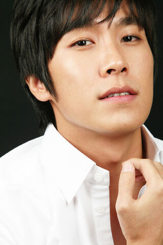 Archivo:Hwang Gun.jpg
