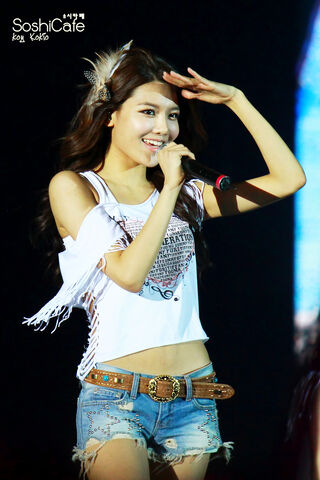Archivo:Sooyoung-2012-Girls-Generation-Tour-in-Hongkong-sooyoung-28464265-667-1000.jpg