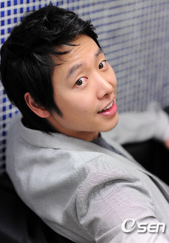 Archivo:Kim Dong Wook2.jpg