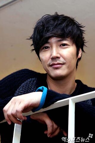 Archivo:Yoon Sang Hyun23.jpg