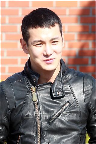 Archivo:Hwanhee Ejercito.jpg