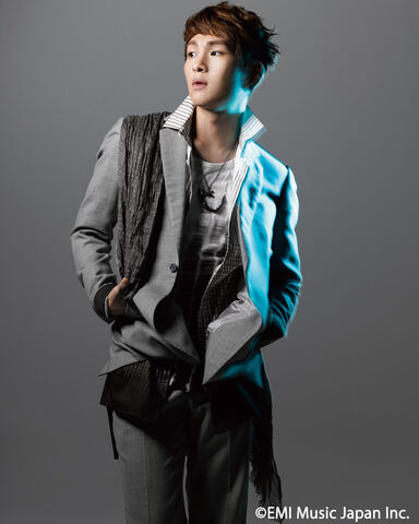 Archivo:Shinee onew fire mobile uploads.jpg