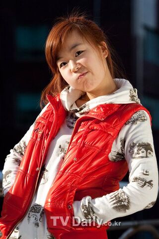 Archivo:Photoshoots 100304 tvdaily ind03.jpg