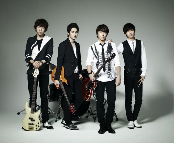 Archivo:Cnblue-robot-gal-1.jpg