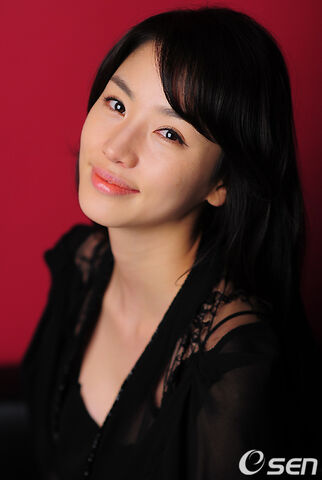 Archivo:Min Suh Eun.jpeg
