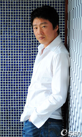 Archivo:Kim Hee Won2.jpeg