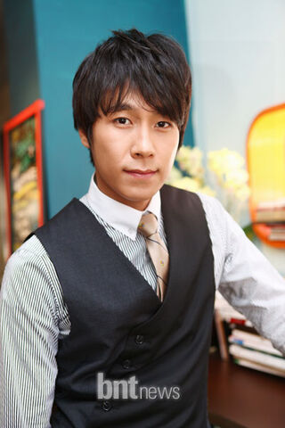 Archivo:Hwang Gun3.jpg
