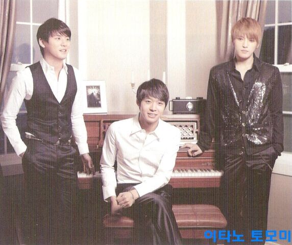 Archivo:JYJ-Their-Rooms-Our-Story-9.jpg