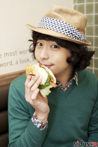 Archivo:Hyun Woo8.jpg