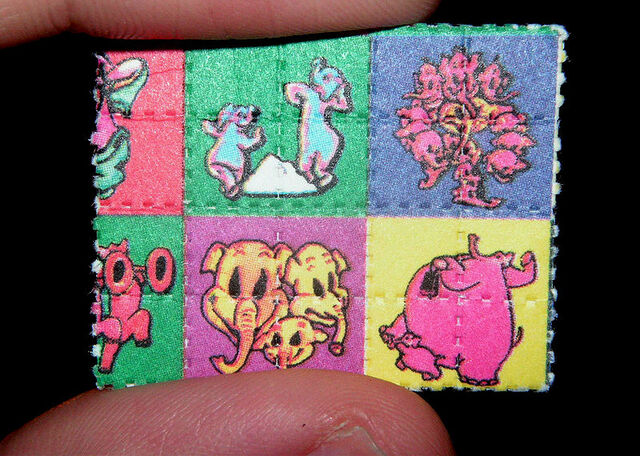 Datei:800px-Pink Elephants on Parade Blotter LSD Dumbo.jpg