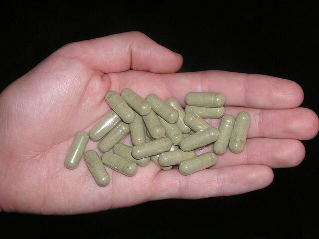 Datei:Kratom pills.jpg
