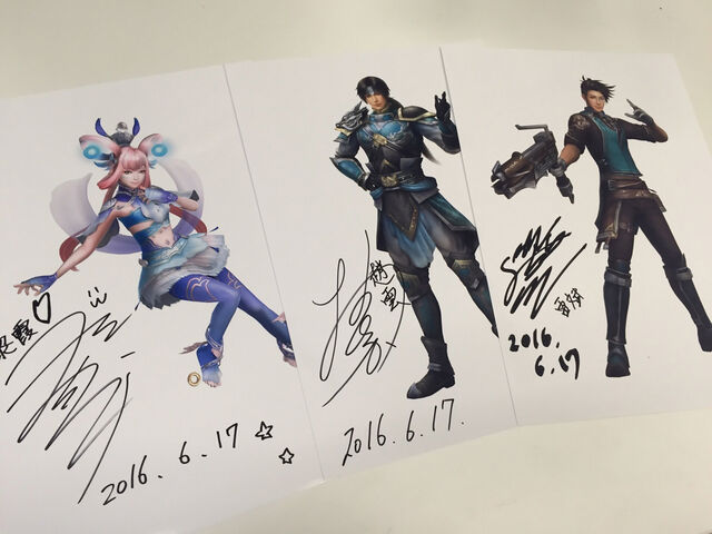 File:Autographs (DWEKD).jpg