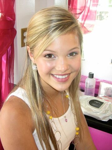 Plik:Olivia+holt.jpg