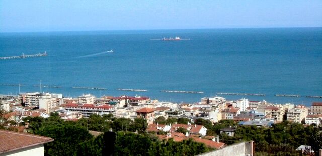 File:STRISCIA CENTRO.jpg