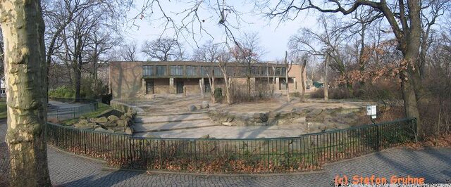 Datei:Berlin-aussen-kuehe-panorama.jpg