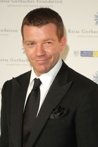 File:Max-beesley-credit-famous-1.jpg