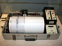 800px-Kinemetrics seismograph