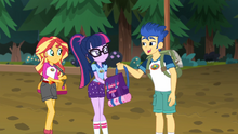 EG4 Flash podaje Twilight jej plecak.png