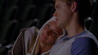 Glee-4x02-sam-brittany-cap-17 mid.jpg