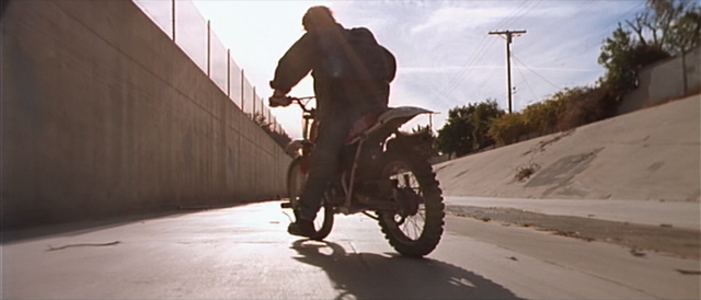 Archivo:John parando la moto.png