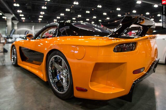 Archivo:MazdaRX7rapidoyfuriosoatras.jpg
