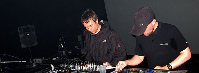Archivo:Autechre LIVE.jpg