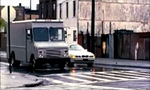 Archivo:Grand Theft Auto 2 The Movie - Claude deteniendo su automóvil.png