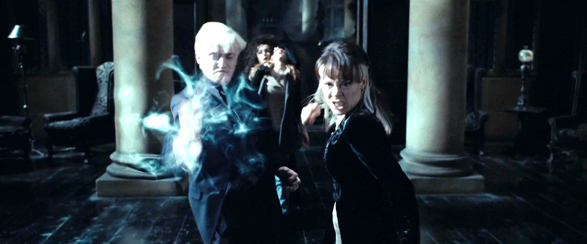 Narcissa y Draco luchando.jpg