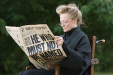 McGonagall Leyendo el profeta.jpg