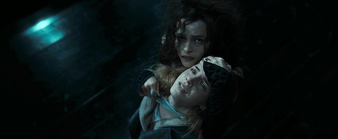Bellatrix torturando a Hermione.png