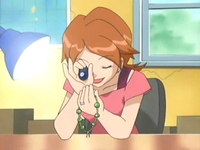 EP370 Evelyn evaluando las joyas.png