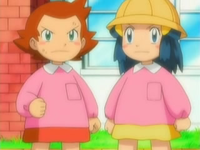 EP532 Leona y Maya de pequeñas.png