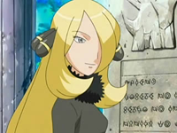 EP509 Cintia junto a la placa.png