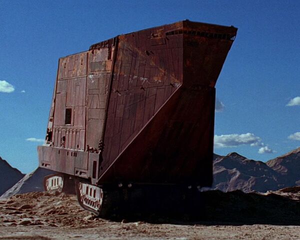 Archivo:Sandcrawler approach.jpg