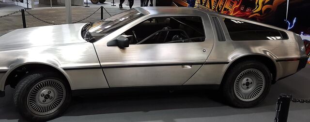 Archivo:Salondelcomic2016 delorean03.jpg