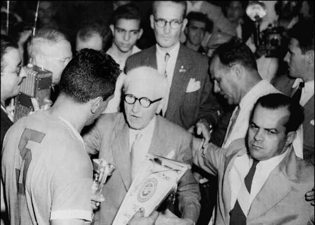 Archivo:Tour mundial 9.jpg