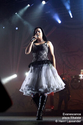 File:Evanescence--Live--evanescence-.jpg