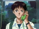 Shinji al telefono.jpg